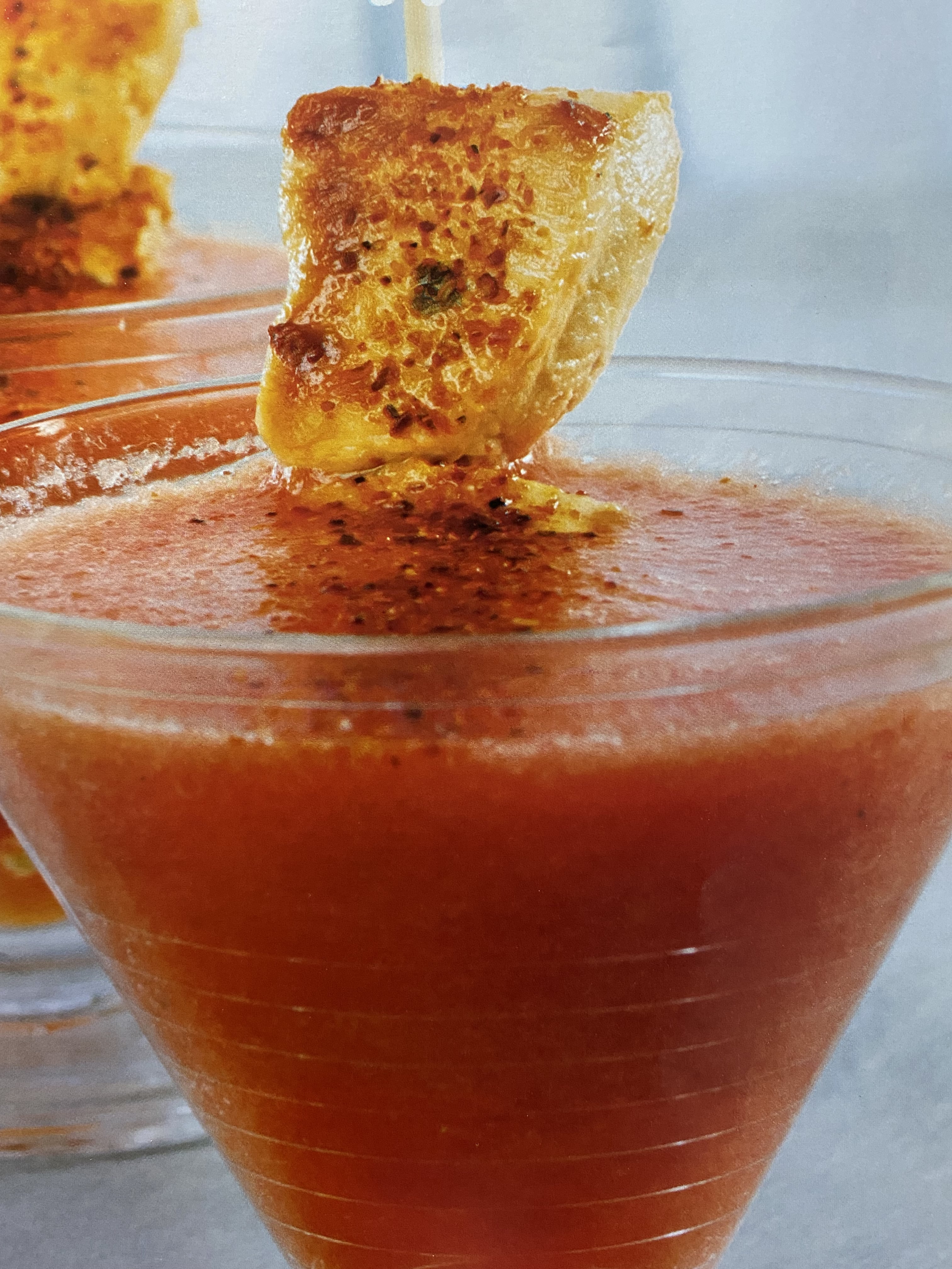 Gazpacho de sandía con melón y pollo asado 