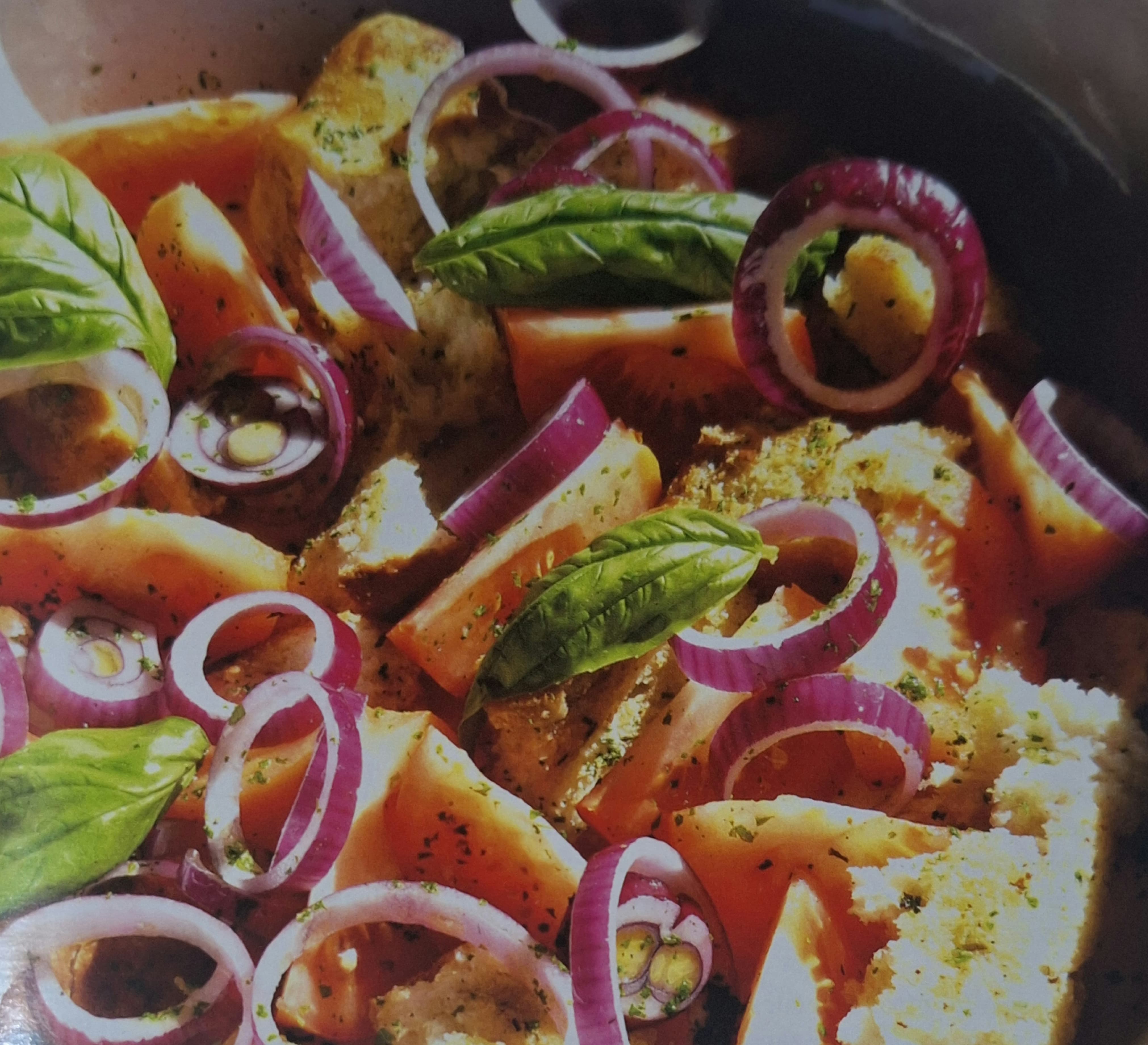 Ensalada de tomate, pan y ajo  