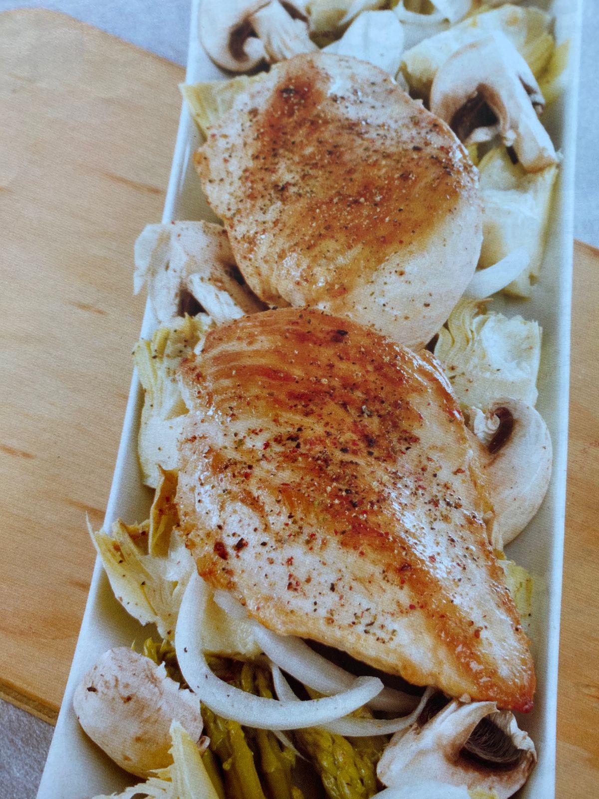 Pollo con miel y pimienta mixta con ensalada de vegetales 