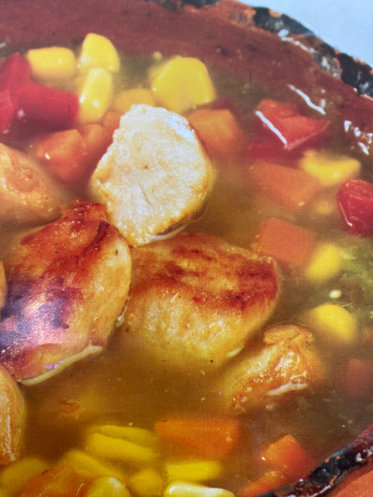 Pollo cocido en salsa verde y maíz