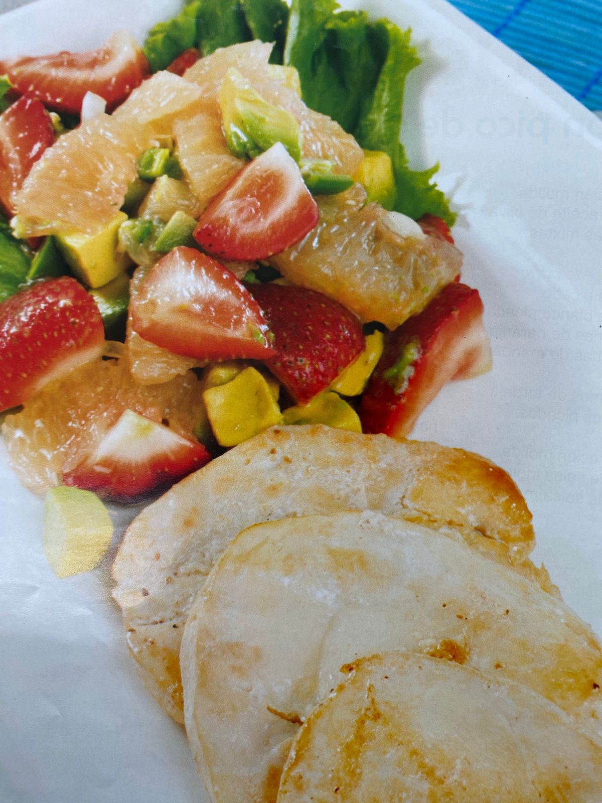 Ensalada fresca de toronja y aguacate, con medallones de pollo asado