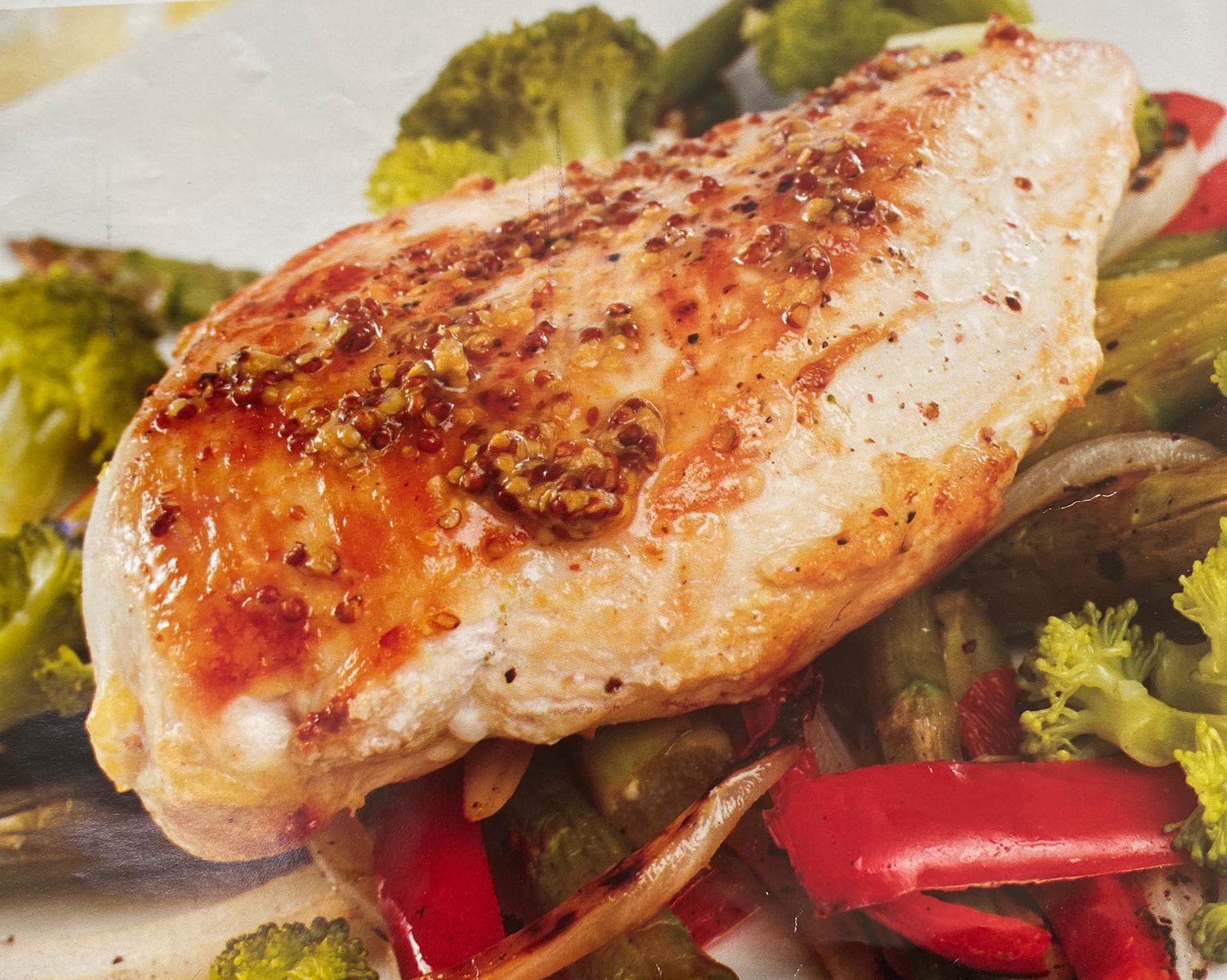 Pechugas, asadas con mostaza, miel y ensalada tibia, mixta