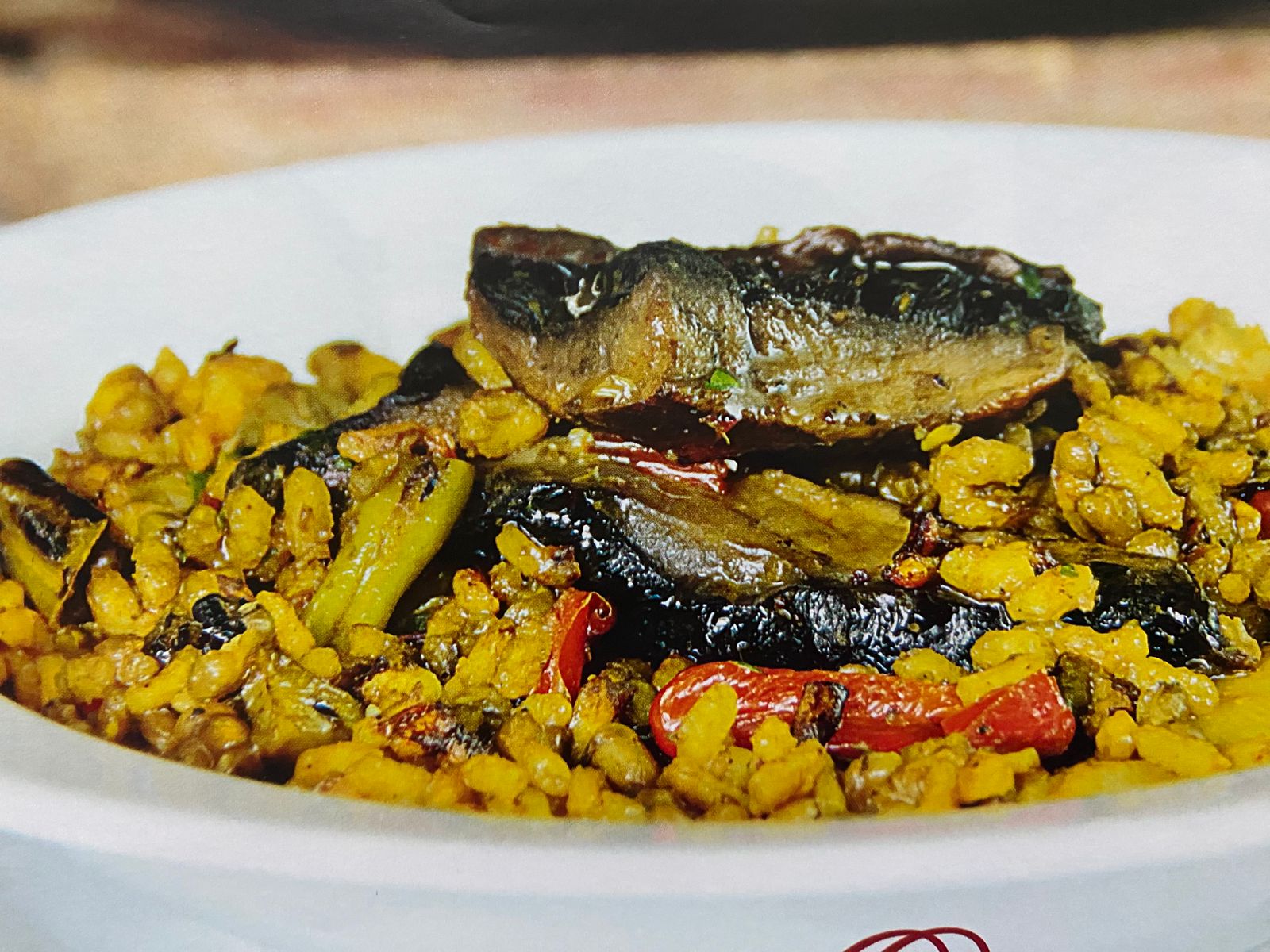 Arroz en paella con frijol mungo y vegetales