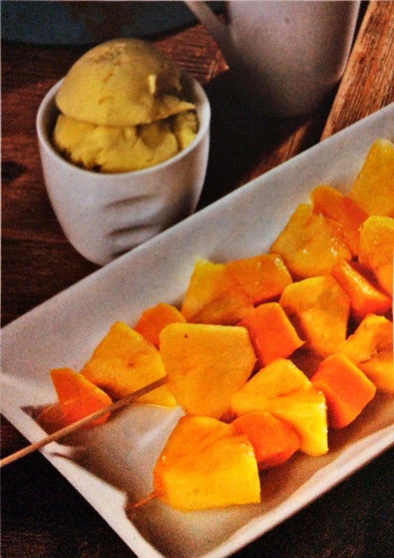 brochetas tropicales con helado de té verde