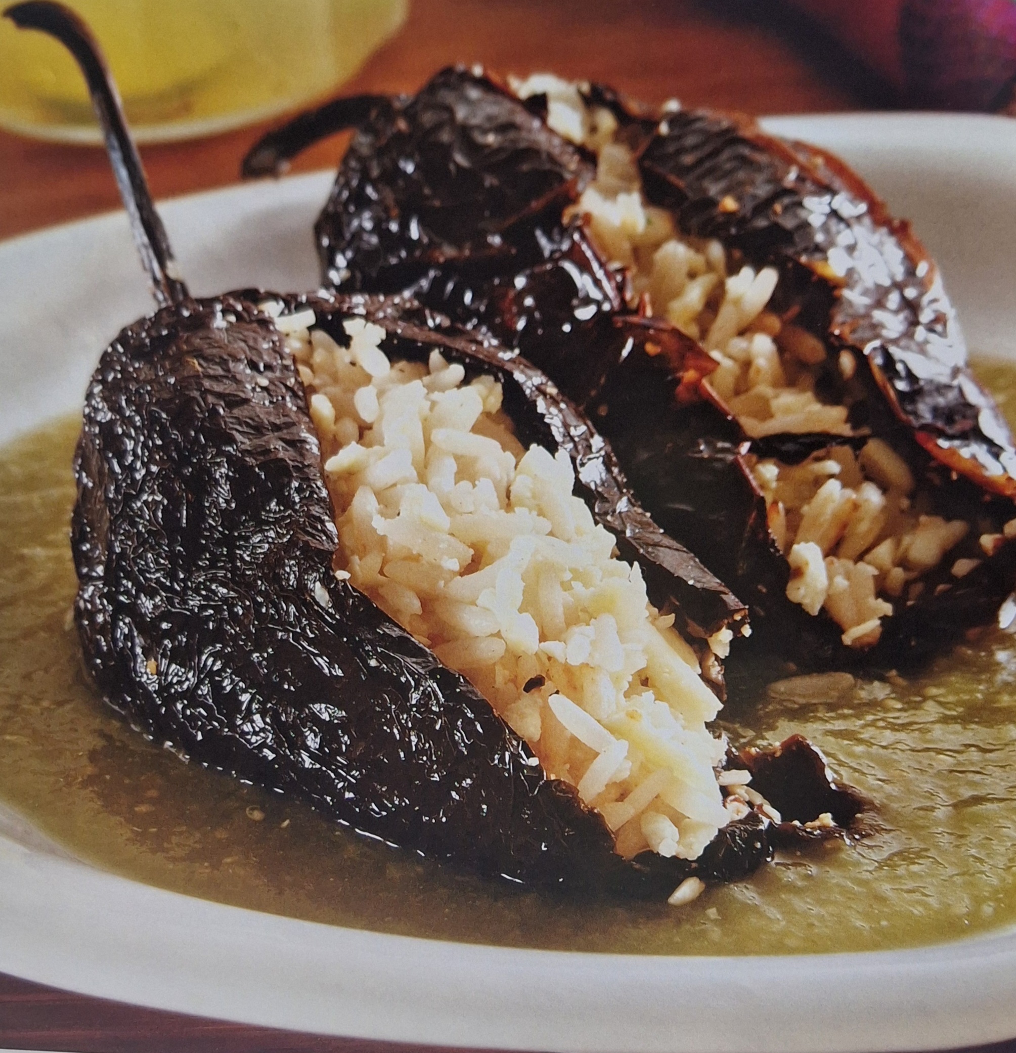 Chiles negros rellenos de arroz y queso 