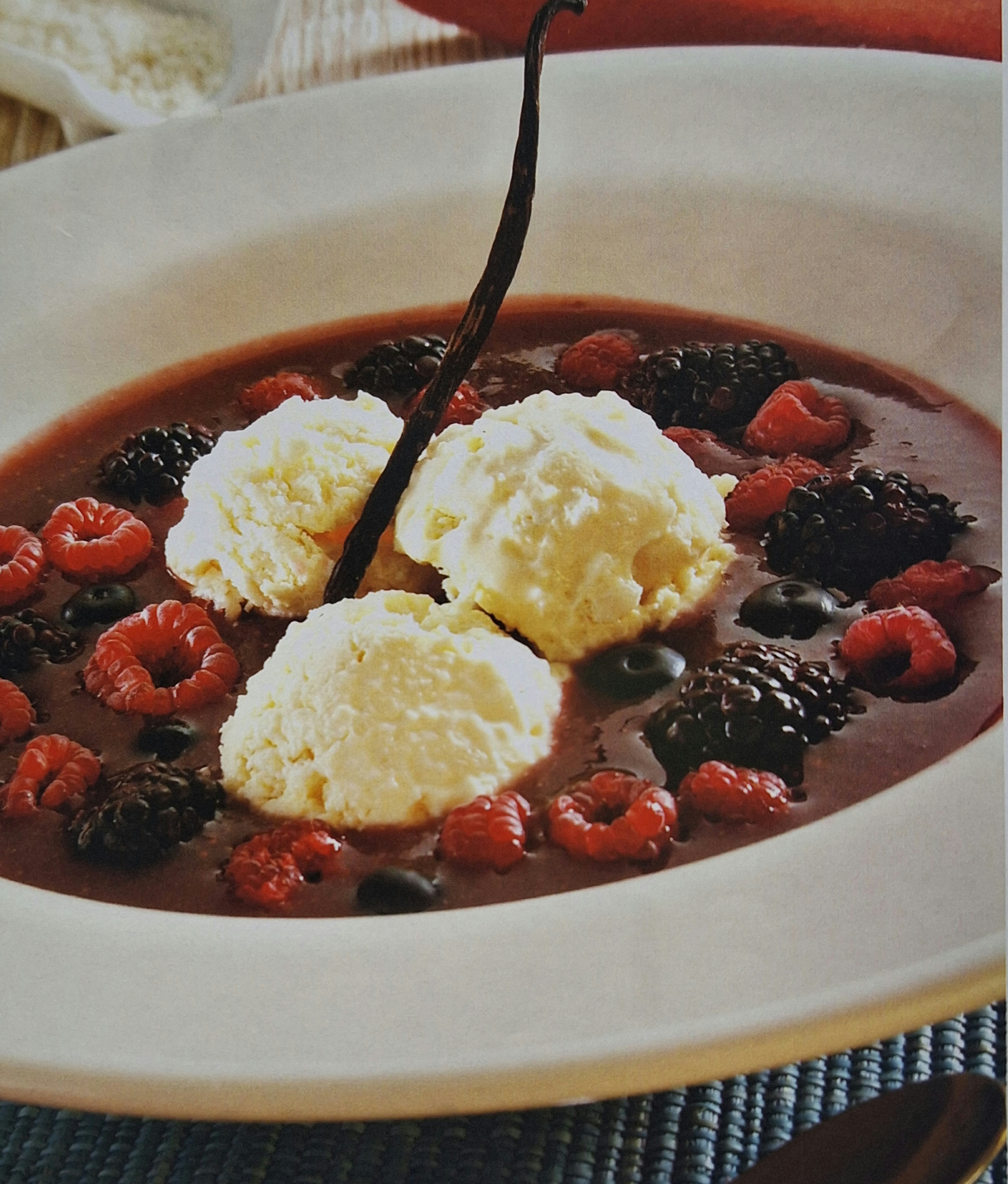 Helado de arroz y requesón con coulis de frutos rojos